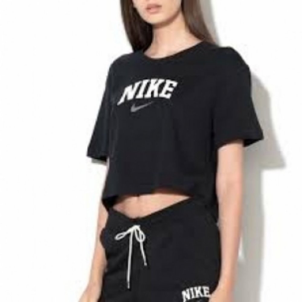 Nike | Cropped Black Logo Tee Shirt